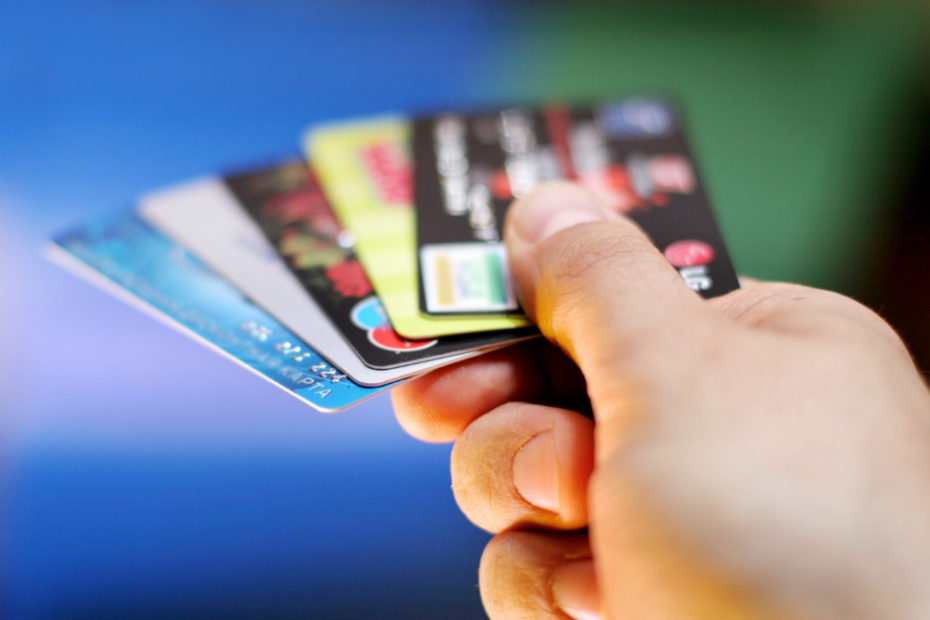Kostenlose Kreditkarten - Hand mit vielen Karten